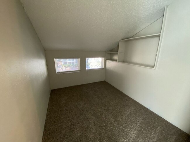 Building Photo - Charming Split-Level First-Floor Unit with...