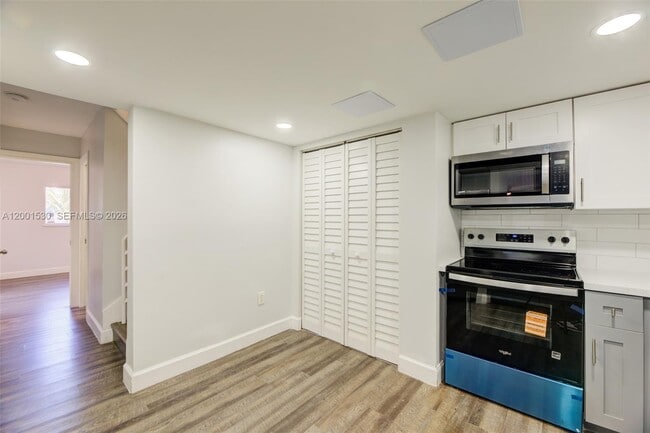 Building Photo - 565 NW 97th Ave