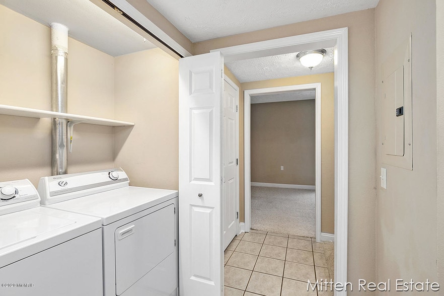 laundry room - 6026 E Fieldstone Hills Dr