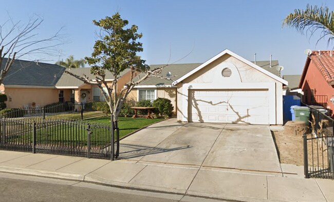 Building Photo - Enchanting Delano property just minutes fr...