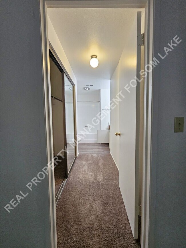 Building Photo - Spacious 3 bedroom 2.5 bath in South Davis