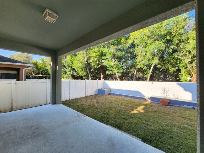 Building Photo - Gorgeous 4-Bedroom, 3-Bathroom Home in Tampa
