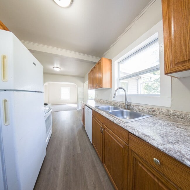 Building Photo - 3 Bedroom 1 Bathroom with Bonus Room