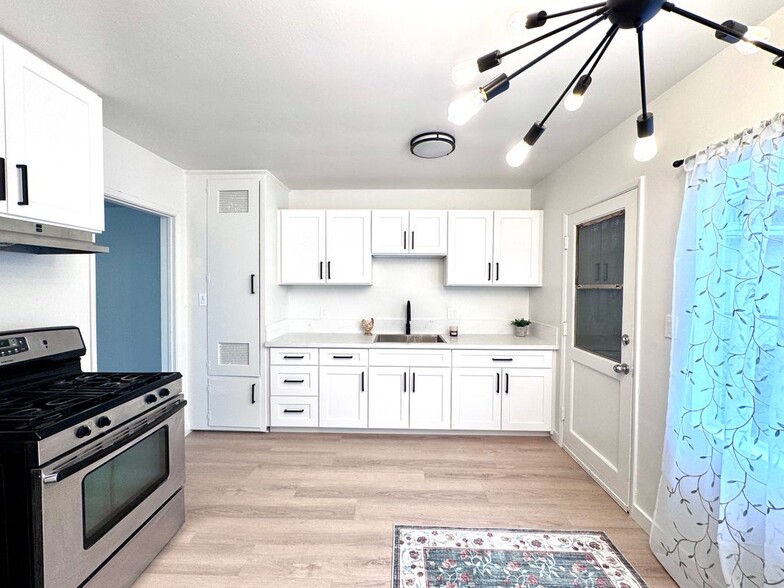 Building Photo - 1540 W 60th St