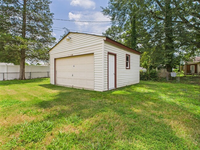 Building Photo - 1709 Glenview Rd
