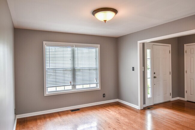 Building Photo - Pet Friendly Three Bedroom!