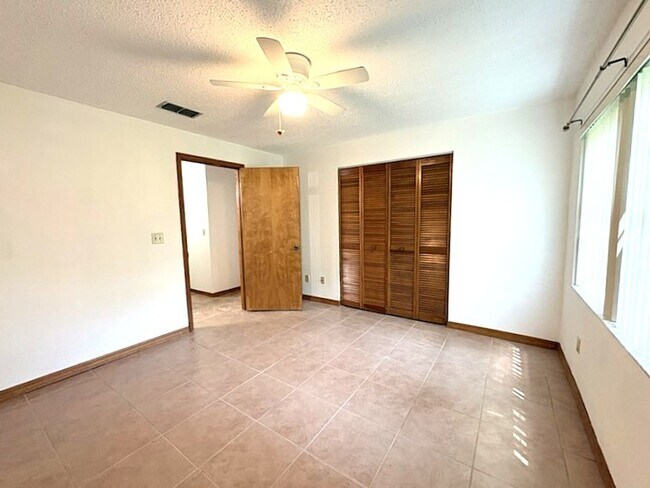 Building Photo - Cozy 2 Bedroom First Floor Condo!
