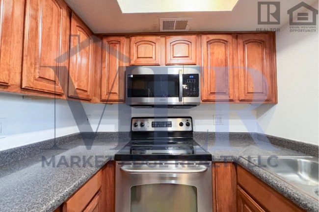 Building Photo - 2Bed/2Bath Apt at Greenway/35th Ave! Move-In Ready on 08/06/2026!
