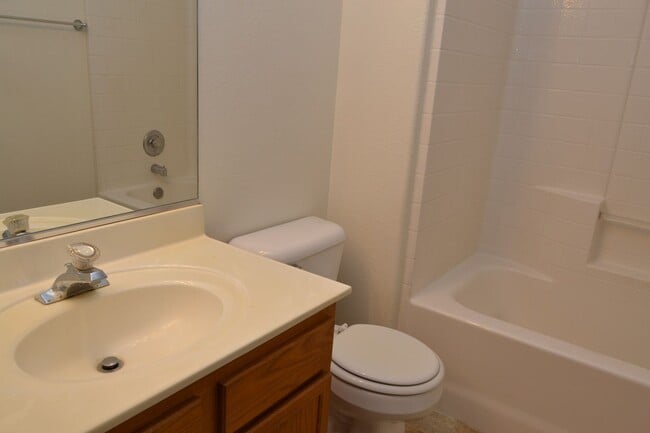 Building Photo - SW - ROOMY 3 BEDROOM 2.5 BATH TOWNHOME - 8...