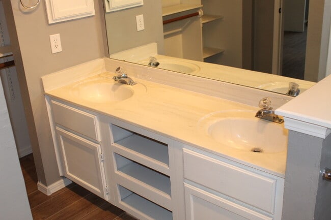 Building Photo - 505 SW 149th Pl