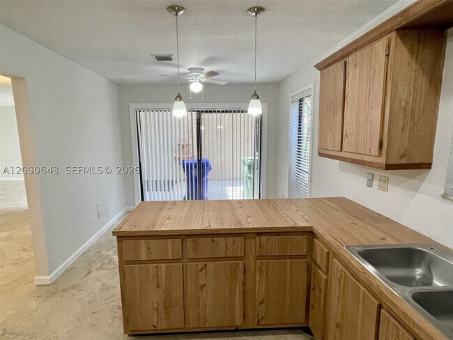 Building Photo - 2160 Bayberry Dr