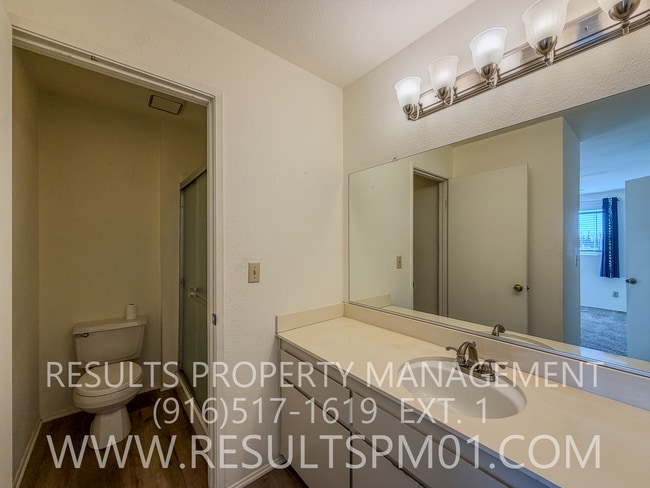 Building Photo - Lovely Upgraded Roseville 3 Bed Townhome