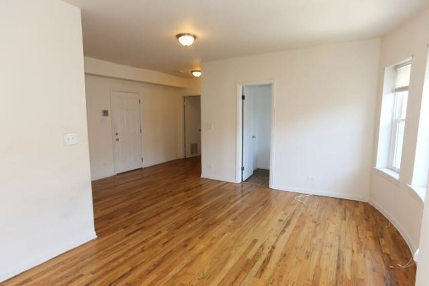 Interior Photo - 4501-4515 N Malden St