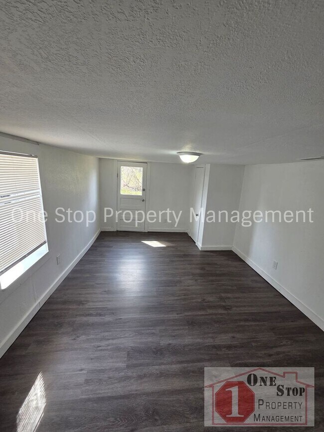 Building Photo - Beautiful 4 Bedroom 2 Bathroom in Kansas City!