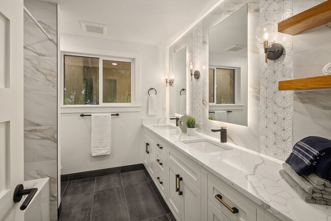 Building Photo - 4Bd/2.5Ba Bellevue House
