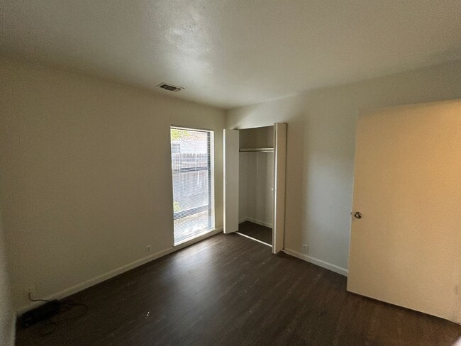 Building Photo - Cute Halfplex in Quiet Neighborhood