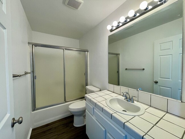 Building Photo - Spacious 4 Bed 3 Bath available in San Pedro!