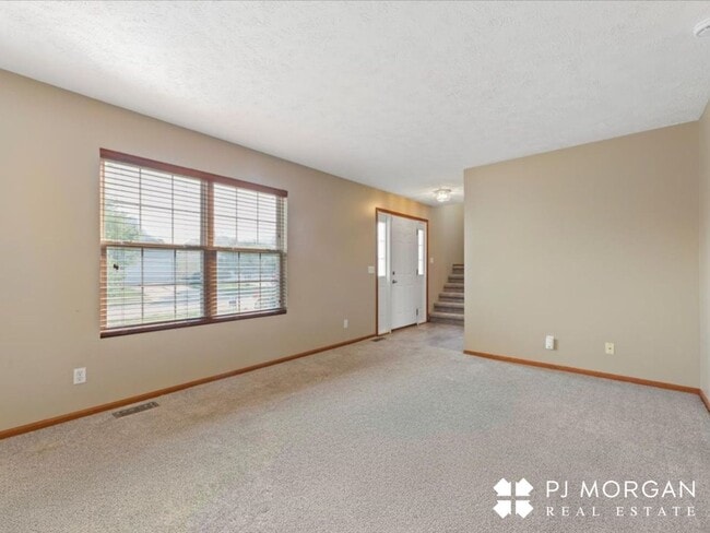 Building Photo - 4 bedroom, 3 bathroom - Available 9/15- Co...