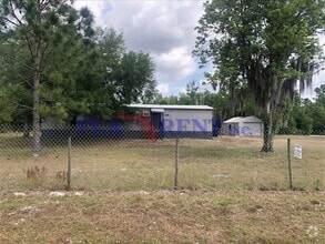 Building Photo - Newly renovated 4/2 Mobile home on large l...