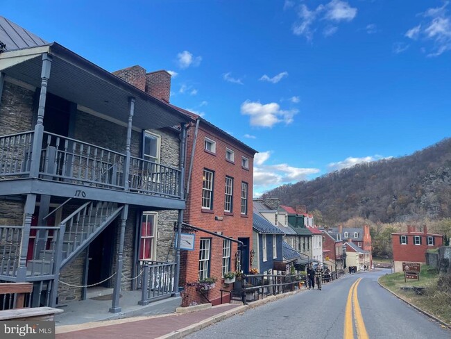 Building Photo - 19 Stonewall Ct