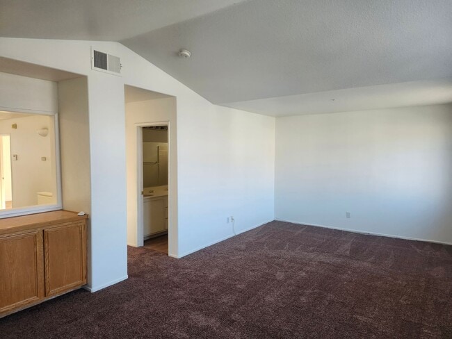 Building Photo - Spacious 4-Bedroom Home in a Prime Location