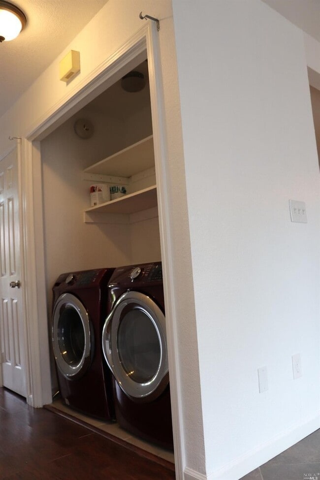 Building Photo - Benicia's 3 Bedrooms & 2.5 Bathrooms Townhouse, Water/Sewer/Trash Paid by HOA