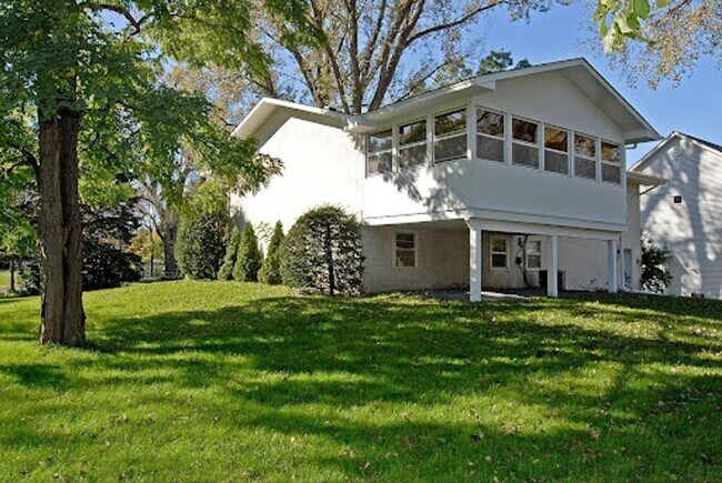Building Photo - ~~~ Country Life in the Suburbs ~~~