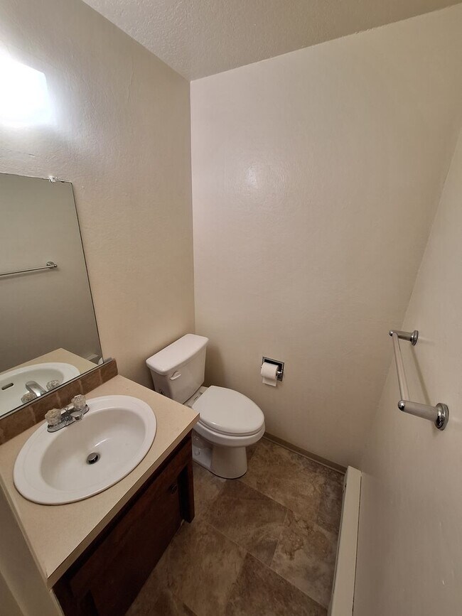Building Photo - Two Bedroom Townhouse Style Unit