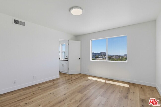 Building Photo - 435 N Oakhurst Dr