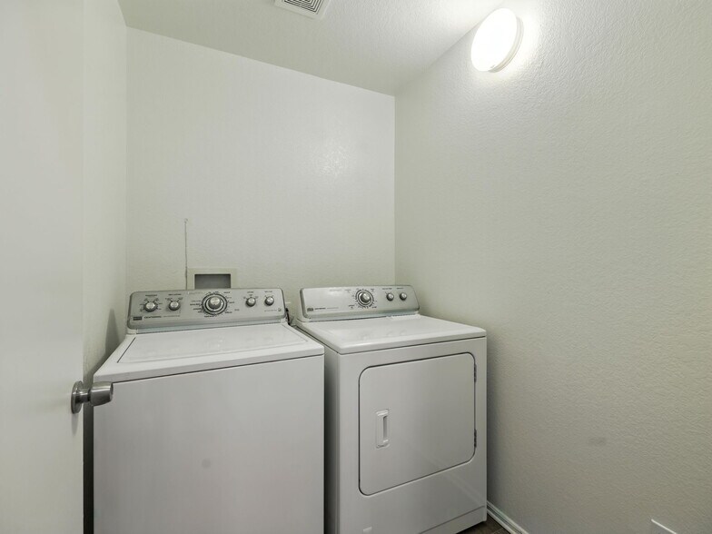 Building Photo - 44131 Sunmist Ct