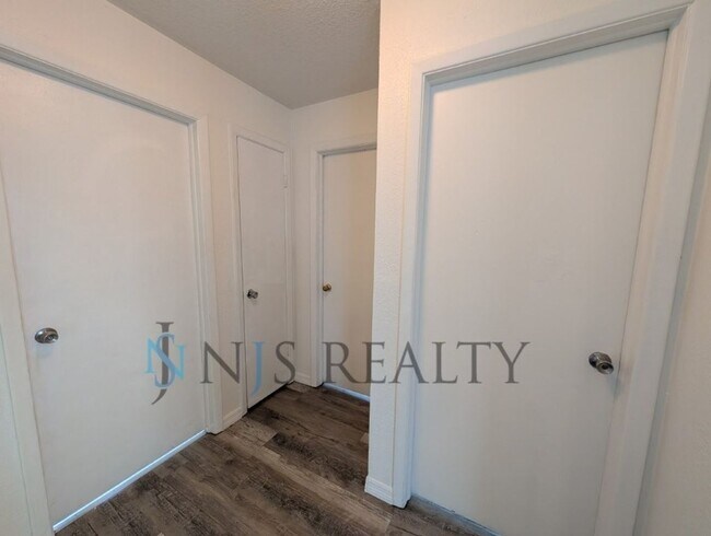 Building Photo - 3/1 over 1000sf home with New flooring, FRESH paint, open floorplan!!