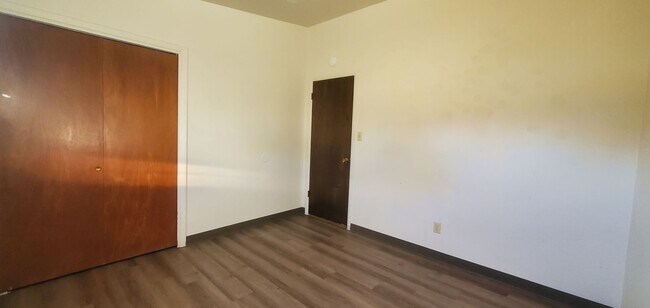 Building Photo - 805 1/2-920 1/2 Crist Dr