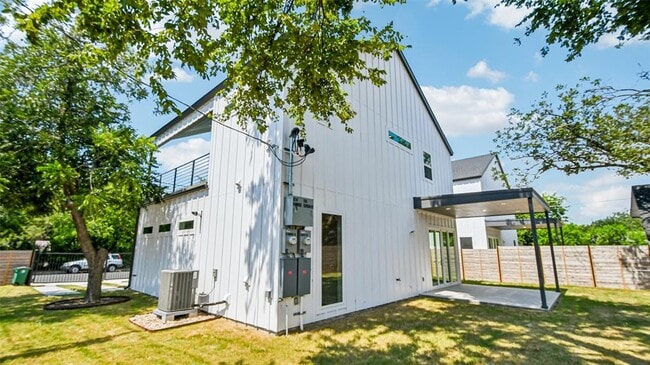 Building Photo - 102 W Fawnridge Dr