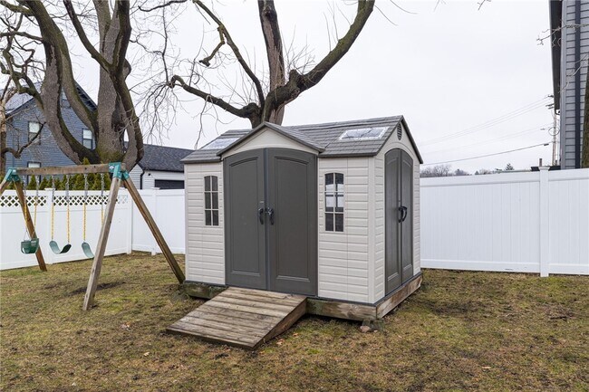 Building Photo - 7 Beardsley St