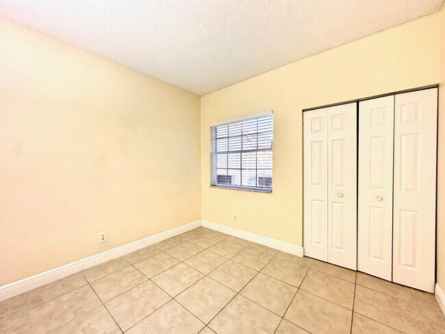 Building Photo - 660 Cypress Club Way