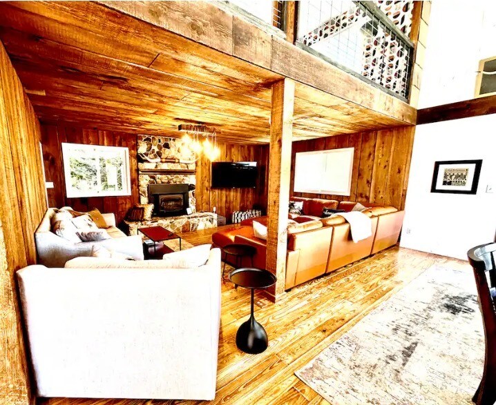 Building Photo - 4504 N Lakeshore Dr