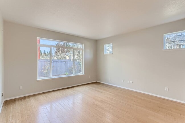 Building Photo - 903 SE Elina Ave