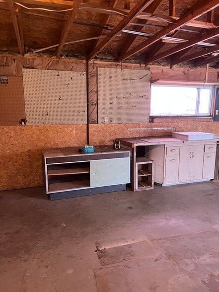 Building Photo - 2156 N Weaver Rd