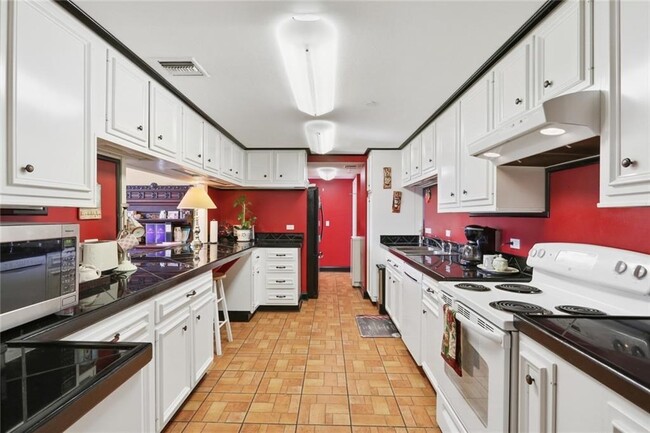 Building Photo - 2100 St Charles Ave