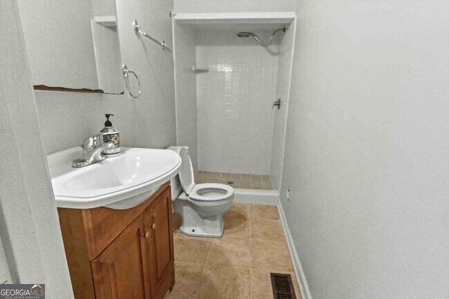 Building Photo - 2312 Wayside Dr