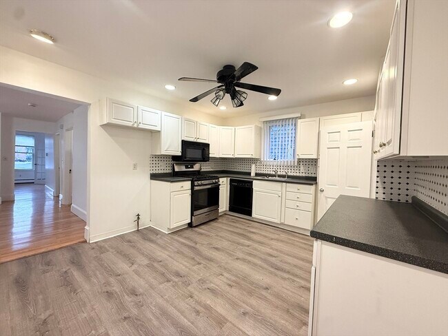 Building Photo - 26 Callender St