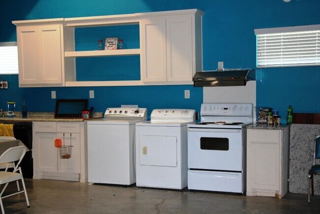 Building Photo - 3814 Tri City Beach Rd