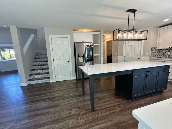 Building Photo - Beautiful Spacious Luxury Home