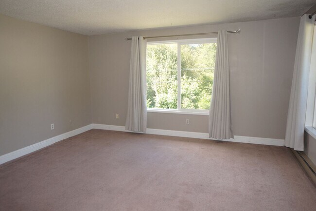 Building Photo - SW Portland 3 bedroom 2 bathroom Ranch