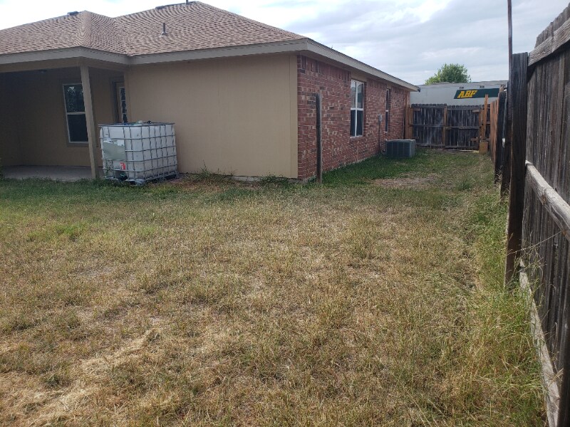 Building Photo - 1121 Dixon Cir