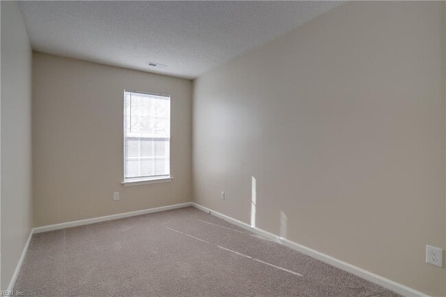 Building Photo - 707 Aylesbury Dr