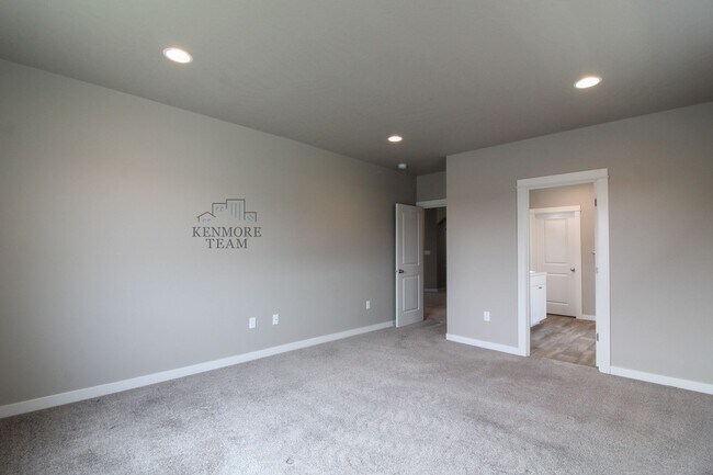 Building Photo - 2950 Woodland Pl