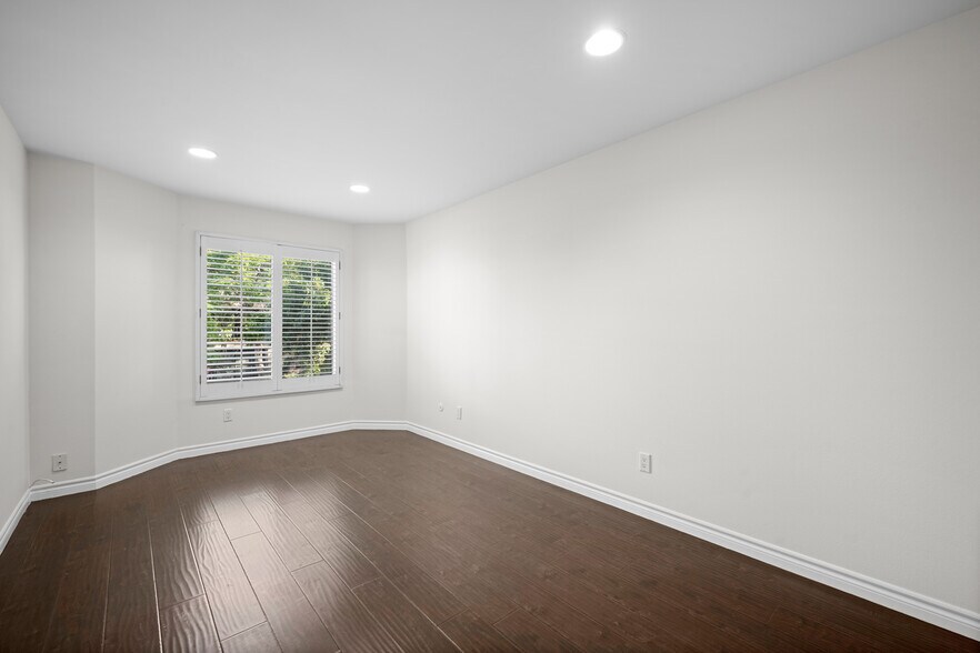 Building Photo - 323 N Jackson St