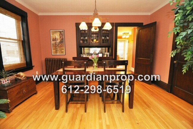 Building Photo - Merriam Park Condo Available September 1st, Main Floor Corner Unit, Hardwood Floors, Sunroom, Par...