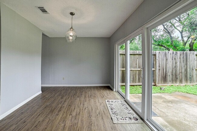 Building Photo - 2615 Lively Ln